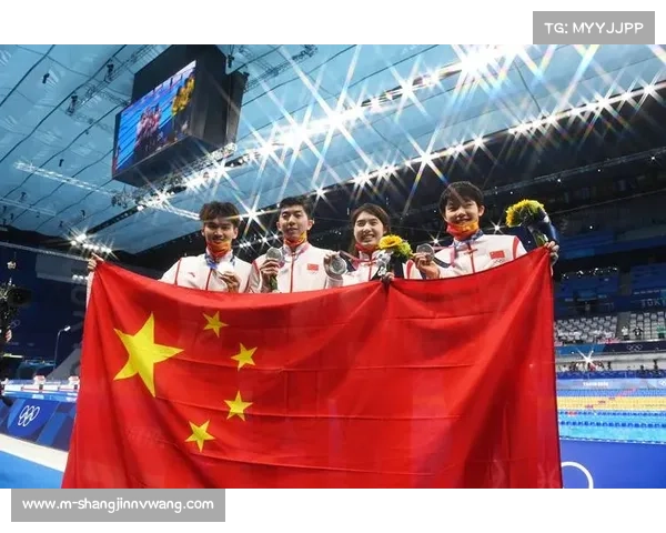 湖北混合泳接力队颁奖台自拍留念，闫子贝亲吻金牌告别赛程