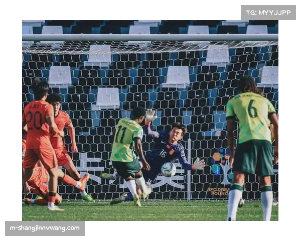 温情时刻:对手门将失误送礼后,进球队员主动上前安慰