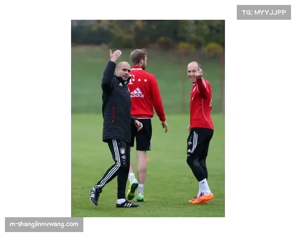 赛前动态：门兴格拉德巴赫训练课重点演练针对拜仁边锋的“区域锁链”防守。